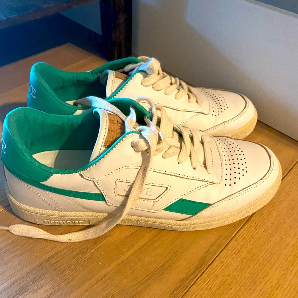 Saye brand tennis shoe